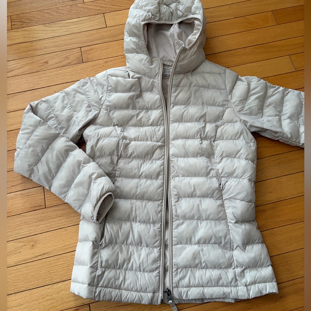 Amazon Essentials Women's Cream Puffer Jacket - size XS